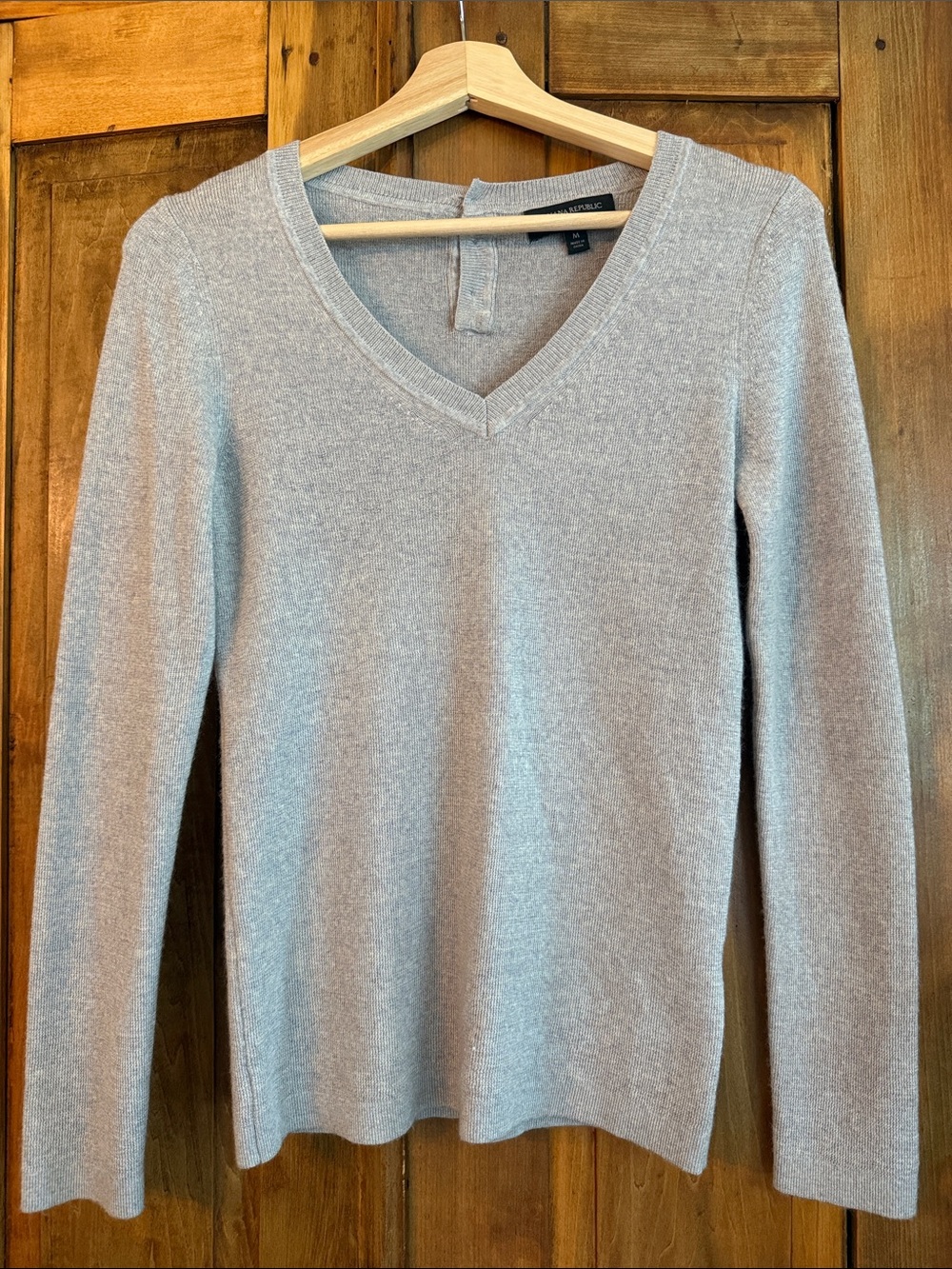 Banana Republic 100% Merino Wool Light Gray V-Neck Sweater M Office Classic Luxe